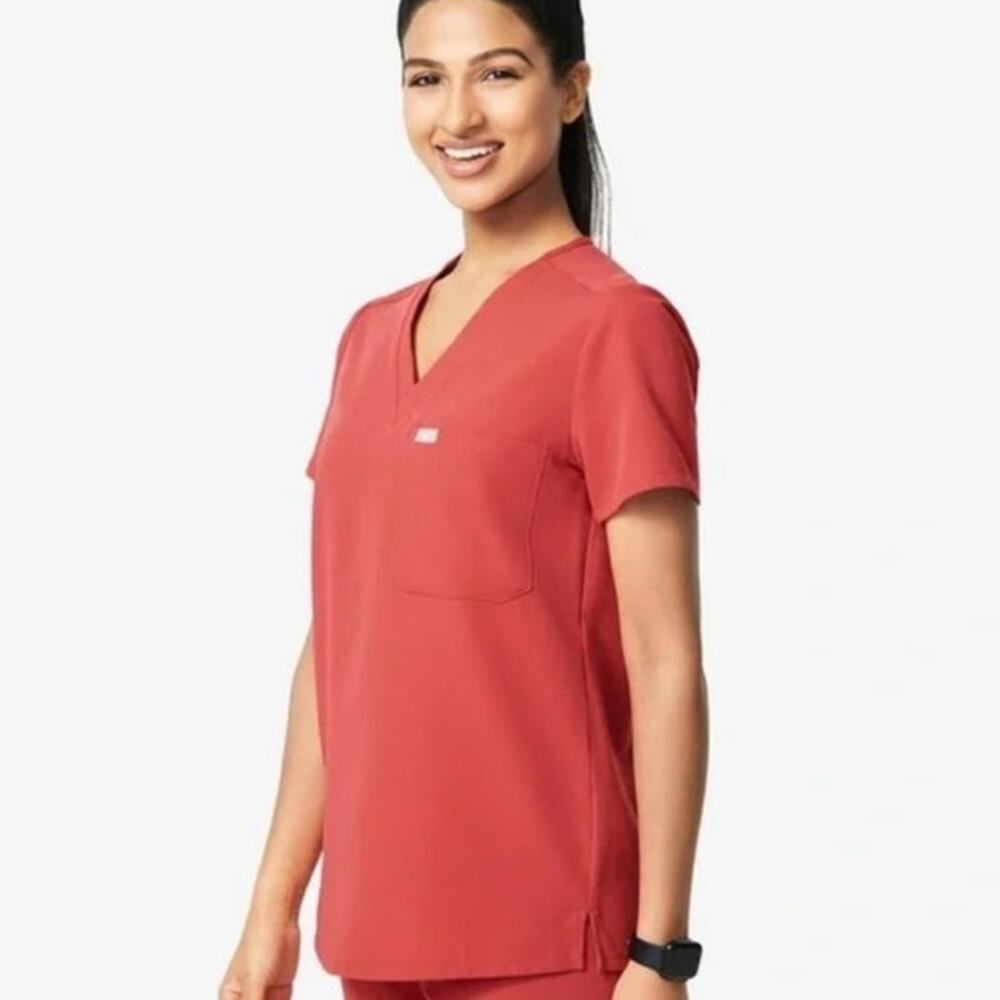 NWOT Figs Catarina One Pocket Scrub Shirt in Clay PO# 1649 Women's Size Medium